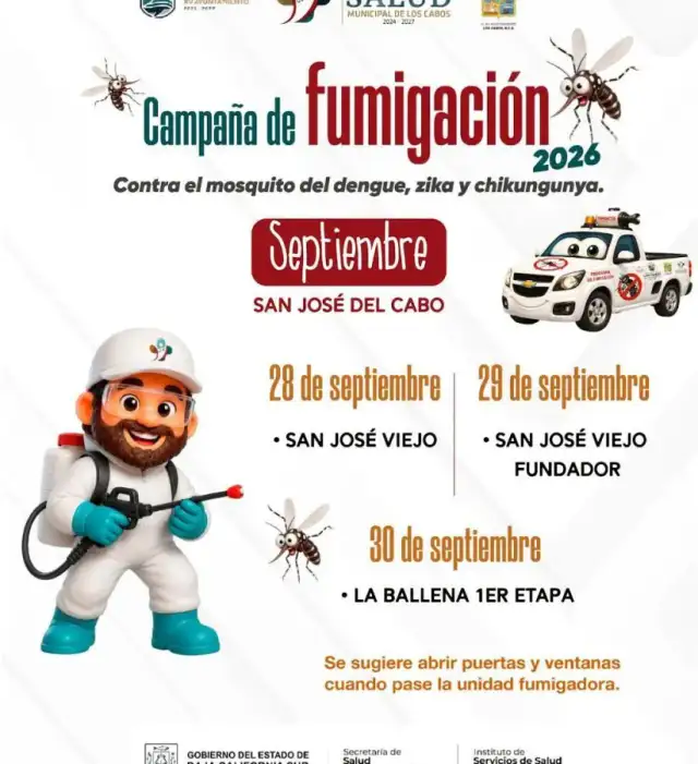 Vehículo fumigador recorriendo una calle residencial durante una jornada contra el dengue