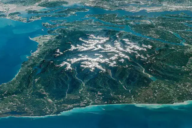 Vista panorámica de la Península Olímpica con montañas nevadas y valles desde el espacio