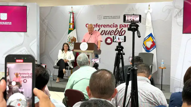 Gobernador Víctor Castro Cosío hablando en una conferencia en Baja California Sur