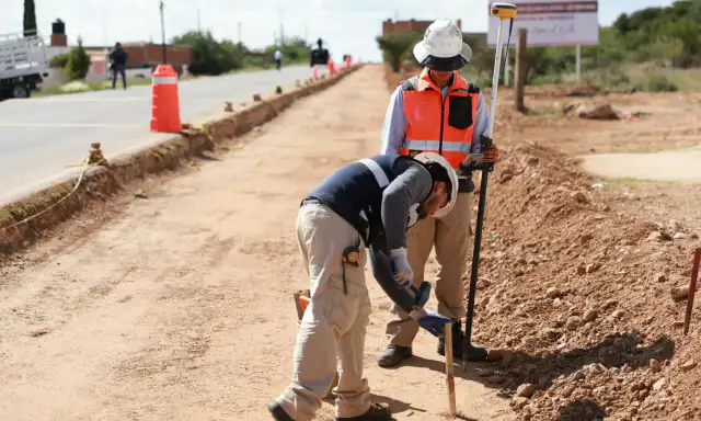 Gobernador David Monreal supervisa obra de ciclovía en Plateros, Fresnillo