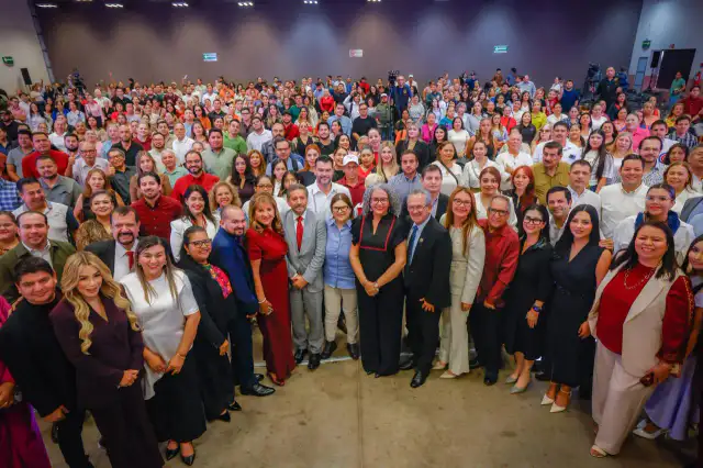 Gobernadora Graciela Domínguez Nava durante un evento legislativo en Sinaloa