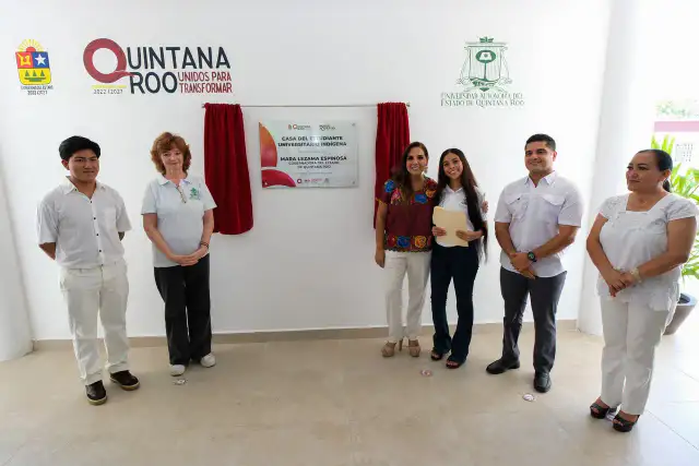 Autoridades y estudiantes durante la entrega de la Casa del Estudiante en Chetumal