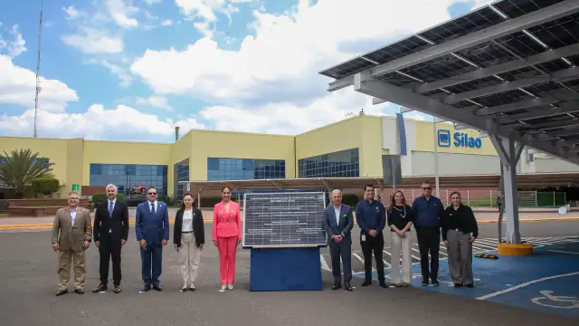 Gobernadora Libia Dennise García junto a directivos de GM en la inauguración de paneles solares en Silao