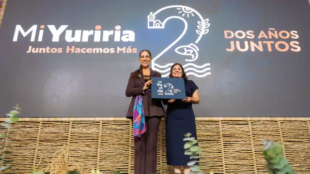 Autoridades estatales y municipales durante el segundo informe de gobierno en Yuriria, Guanajuato