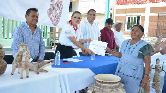 Artesanos de San Agustín Oapan en ceremonia de premiación