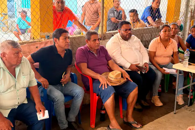 Reunión entre funcionarios de Guerrero y representantes de la CRAC-PC en Acapulco