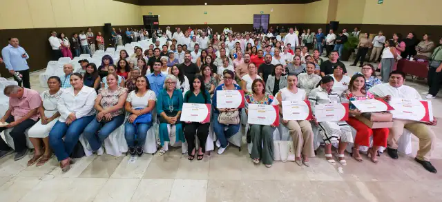 Funcionarios y beneficiarios durante la entrega de equipamiento tecnológico en Chetumal