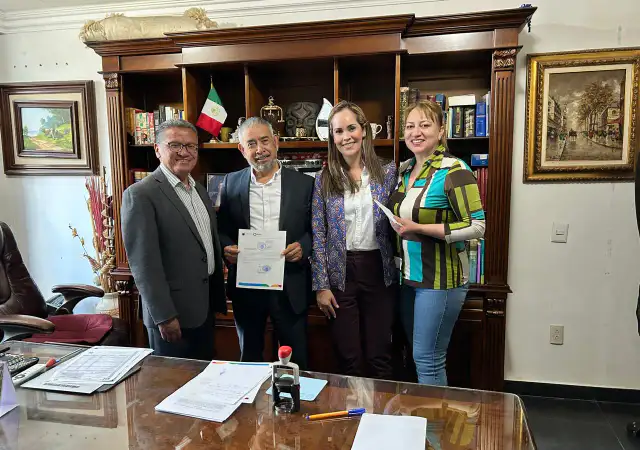 Fotografía de un notario revisando un protocolo en una oficina notarial en Zacatecas.