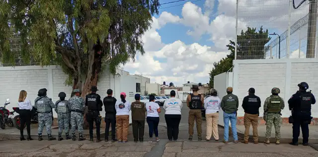 Personas durante jornada de búsqueda en un centro penitenciario