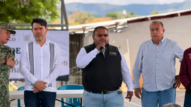 Autoridades federales y estatales caminan por una comunidad rural en Olinalá, Guerrero