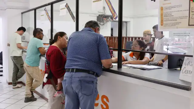 Personas formadas en oficinas de la Tesorería municipal de Guadalupe