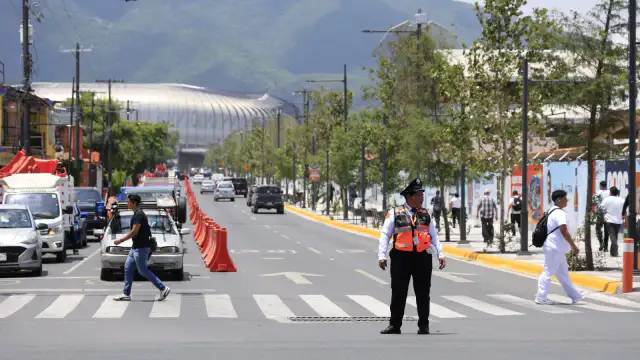 Estadio de futbol con aficionados y elementos de seguridad en los accesos
