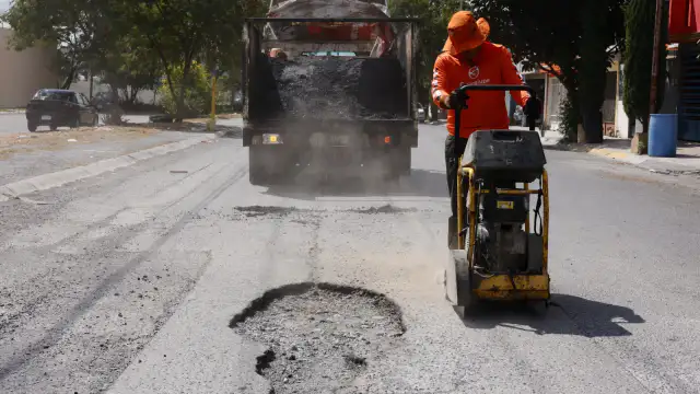 Cuadrillas municipales trabajando en el bacheo de una avenida en Guadalupe, Nuevo León