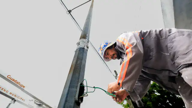 Cuadrillas municipales revisan luminarias en una calle de la colonia Camino Real