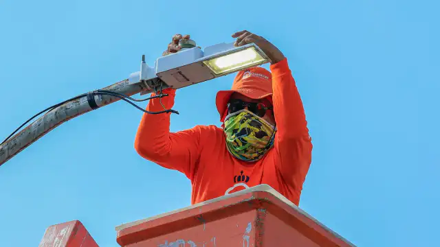 Trabajadores municipales reparan luminarias en un poste de la colonia Pedregal de Linda Vista