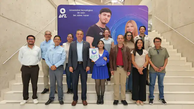 Estudiante de la Universidad Tecnológica de León durante su abanderamiento