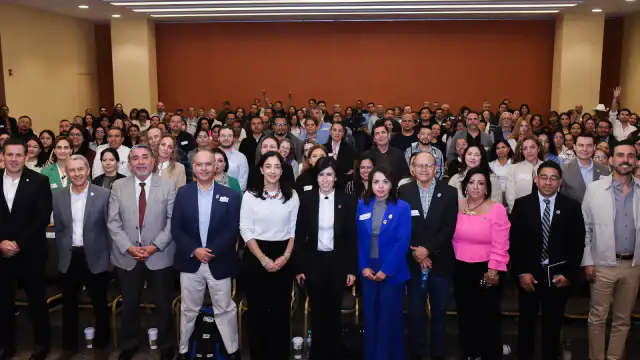 Representantes de organizaciones sociales reunidos en mesas de trabajo en el Poliforum León