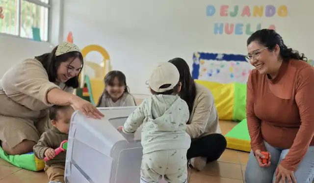 Autoridades educativas durante un recorrido por una escuela en San Luis de la Paz, Guanajuato