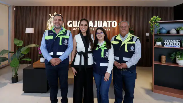 Carretera en Guanajuato con señalización y trabajos de mantenimiento