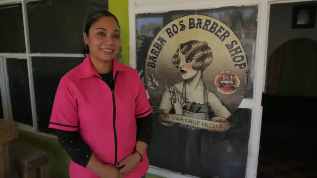 Mujer emprendedora atendiendo en su barbería-estética en San Francisco del Rincón, Guanajuato