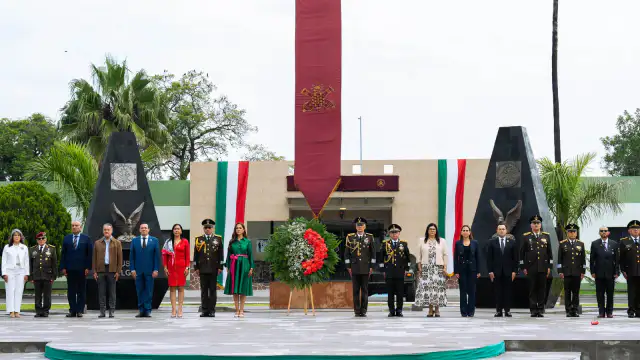 Autoridades durante una ceremonia cívica en instalaciones militares de Irapuato