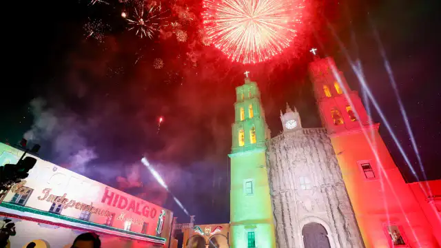 Ceremonia del Grito de Independencia en el atrio de la parroquia de Dolores Hidalgo