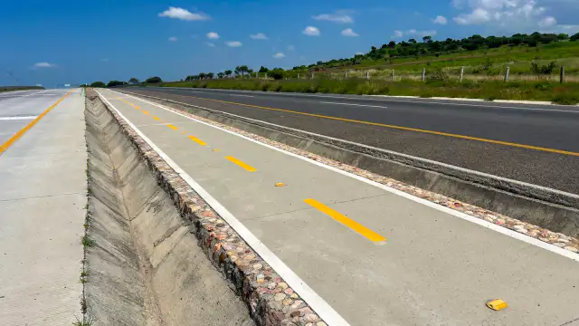 Trabajos de conservación carretera en el Eje Metropolitano León-Silao, Guanajuato