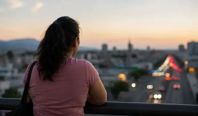 Mujer sobreviviente de ataque con ácido recibe atención en consultorio médico