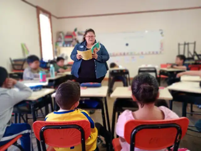 Mochilas y útiles escolares nuevos sobre un escritorio