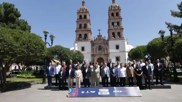 Representantes de Guanajuato en asamblea de turismo con pantalla al fondo mostrando imágenes del GIFF