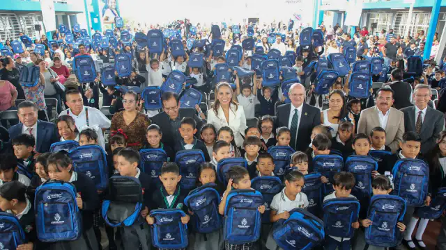 Entrega de paquetes de útiles escolares en una escuela primaria de Celaya