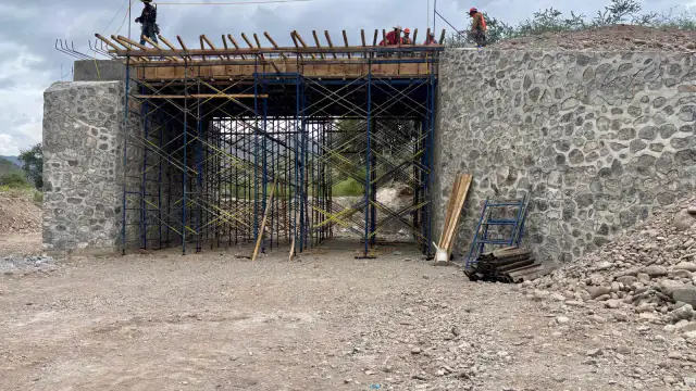 Obra de pavimentación en camino rural de Xichú, Guanajuato