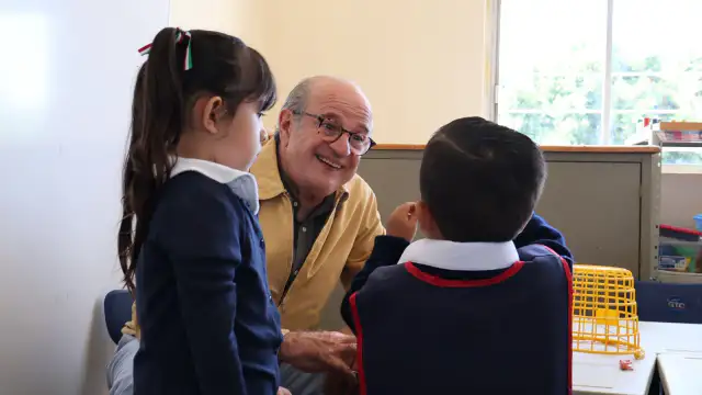 Funcionarios y docentes durante recorrido por escuela primaria en Huanímaro