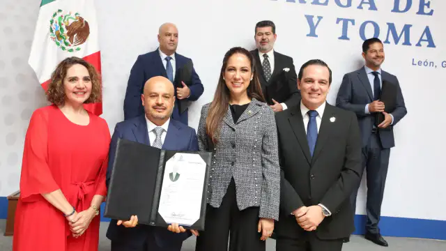 Gobernadora Libia Dennise firma iniciativa de reforma notarial en León, Guanajuato