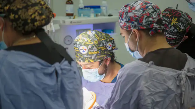 Personal médico y familiares en el Hospital de Especialidades Pediátrico de León durante una jornada de cirugías reconstructivas