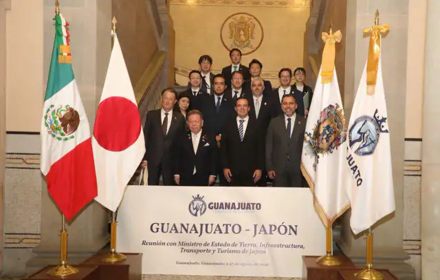 Funcionarios de Guanajuato y Japón durante reunión en Palacio de los Poderes