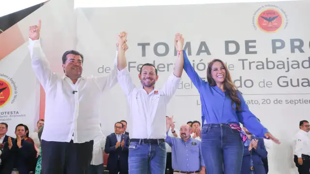 Autoridades y dirigentes sindicales durante la toma de protesta del comité estatal de CATEM en León