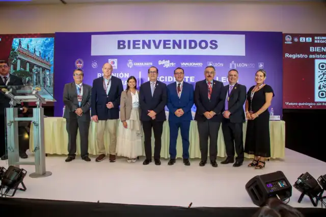 Cirujanos reunidos en evento académico en Guanajuato