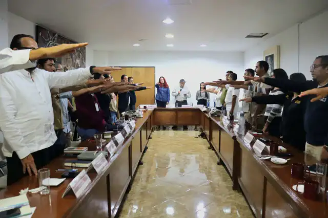 Reunión de autoridades y especialistas en una sesión sobre conservación de vida silvestre