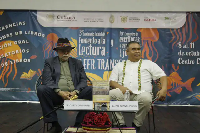 Personas reunidas en un evento cultural de fomento a la lectura en Acapulco