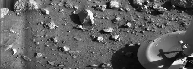 Primera imagen captada por el Viking 1 en la superficie de Marte, mostrando rocas y arena con una pata del módulo de aterrizaje