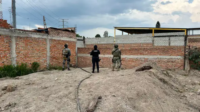 Elementos de seguridad en calle de Villagrán durante operativo contra huachicoleo