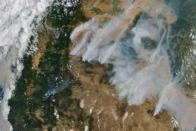 Imagen satelital de la NASA muestra humo cubriendo el este de Oregón el 26 de julio de 2026