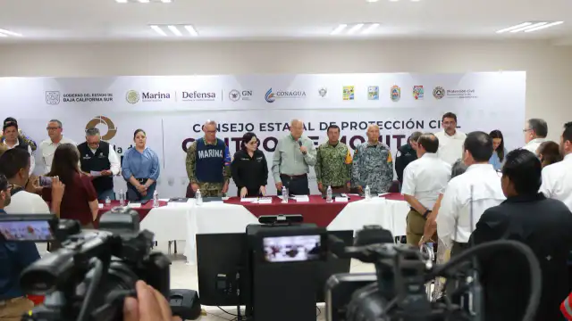 Cielo nublado y oleaje fuerte en la costa de Baja California Sur