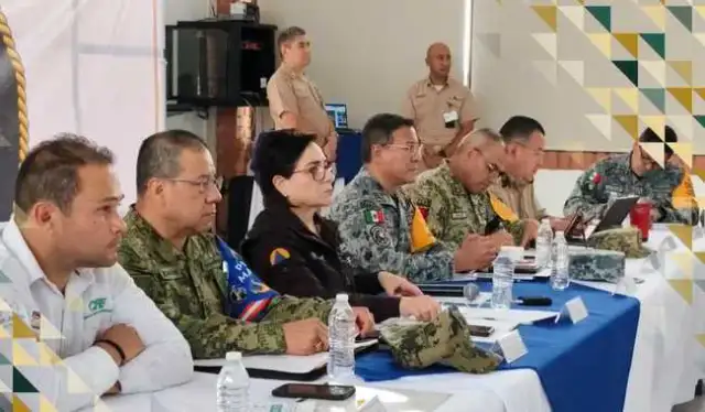 Personal de protección civil durante un operativo preventivo por huracán en la costa