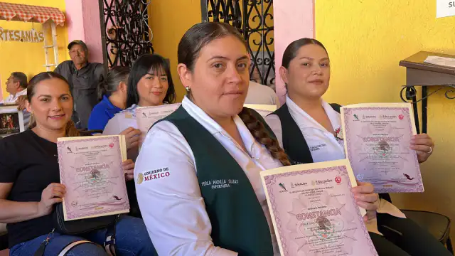 Servidores públicos en una sala de capacitación con ICATSIN