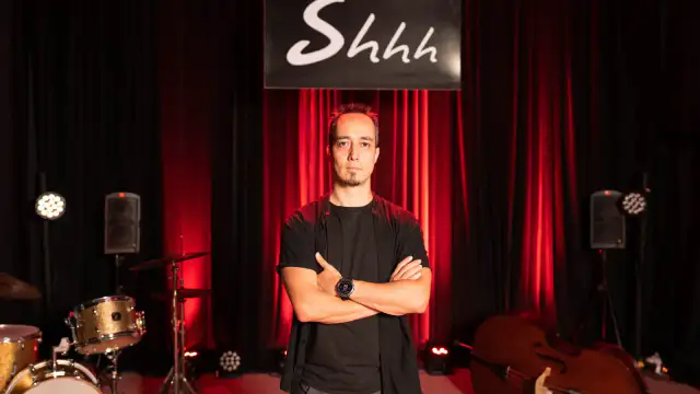 Músicos improvisando en un escenario con público participando