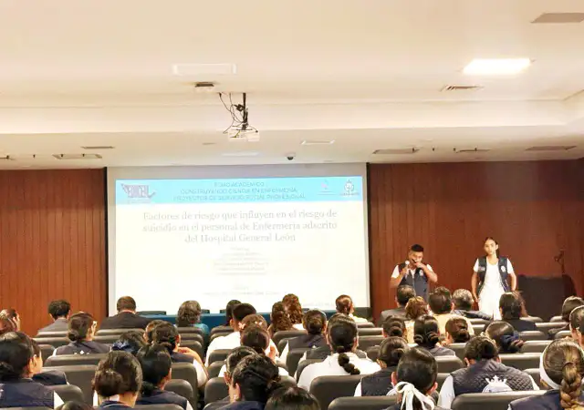 Asistentes al IV Foro Académico de Enfermería en el auditorio del Hospital General León