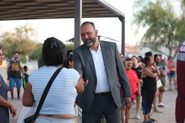 Vista del parque Quilmes con jardineras y juegos infantiles en Ciudad Juárez
