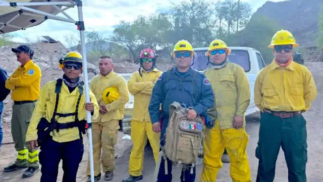 Bomberos trabajando en la zona del incendio forestal en San Miguel de Comondú